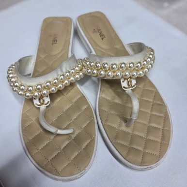 슈즈리페어ㅣ클리닝 이미지: [CHANEL 샤넬] 샌들 진주 장식 탈락 수선