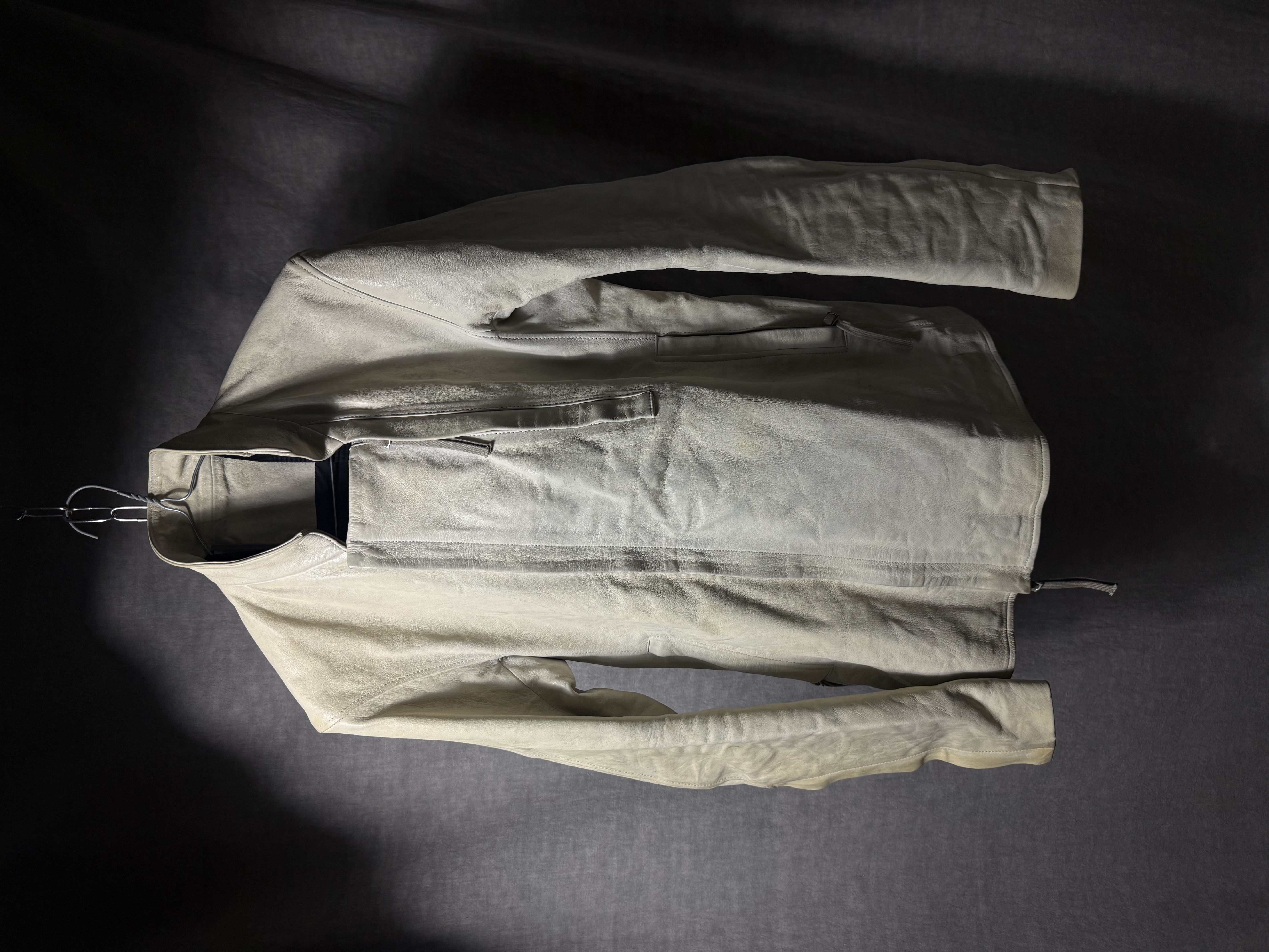 오염문의 이미지: 가죽 세탁 및 복원