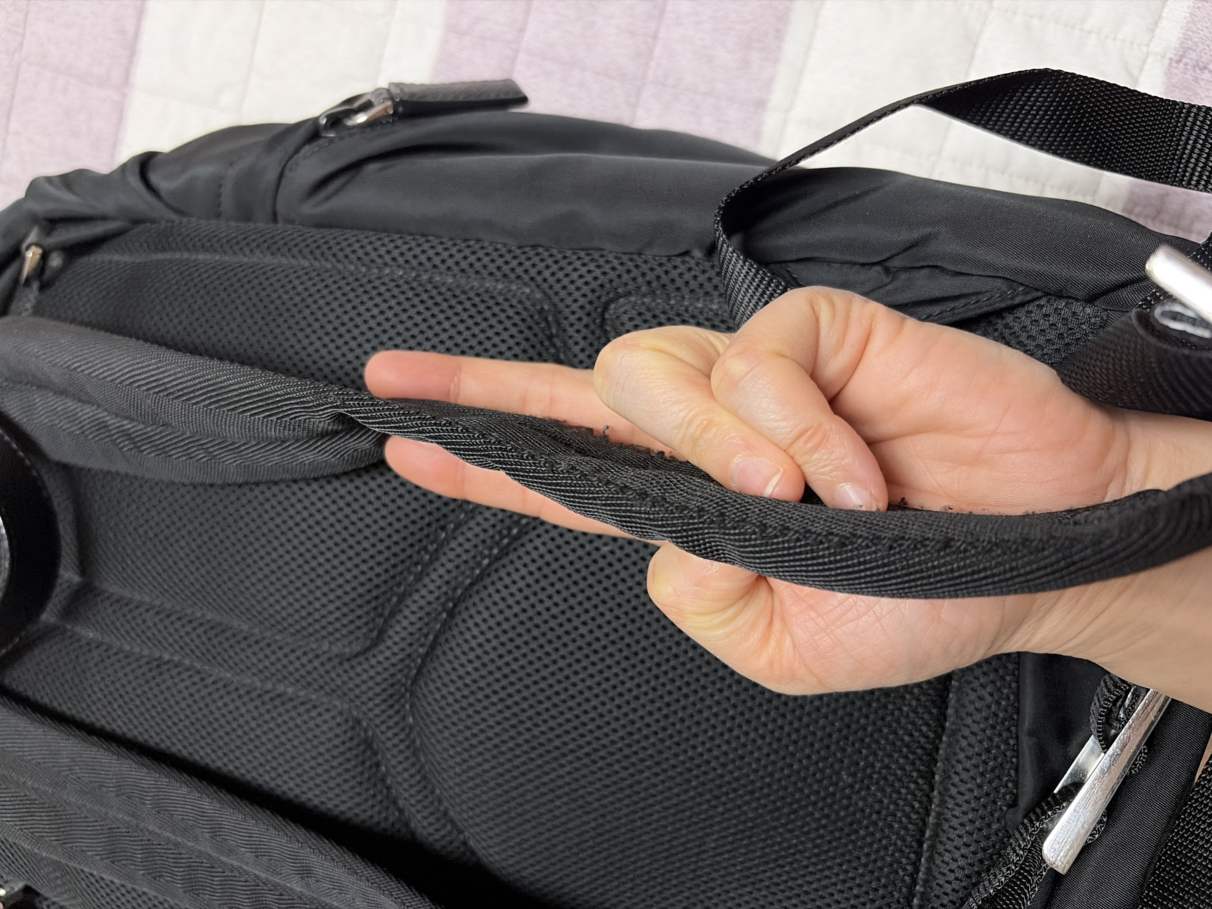 오염문의 이미지: 프라다 백팩 가방끈