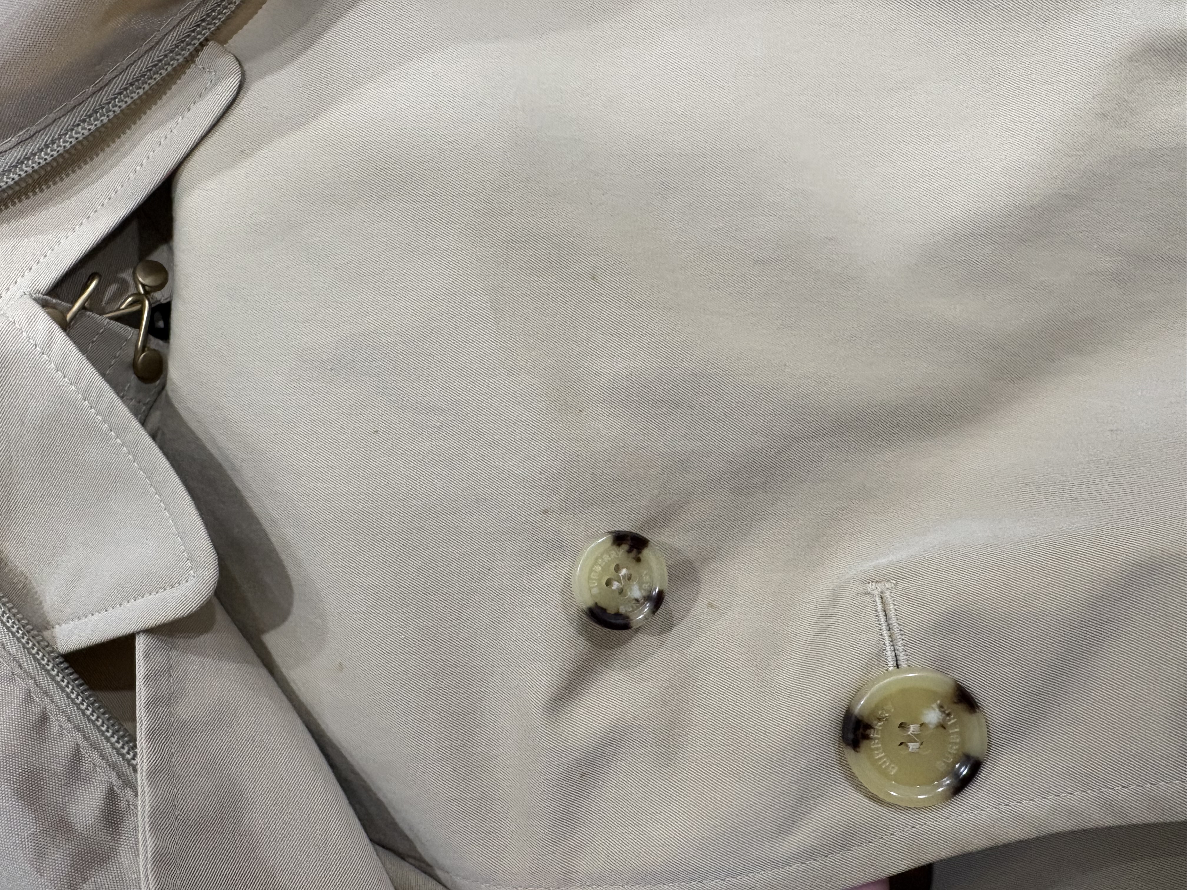 오염문의 이미지: 버버리 코트 오염 제거