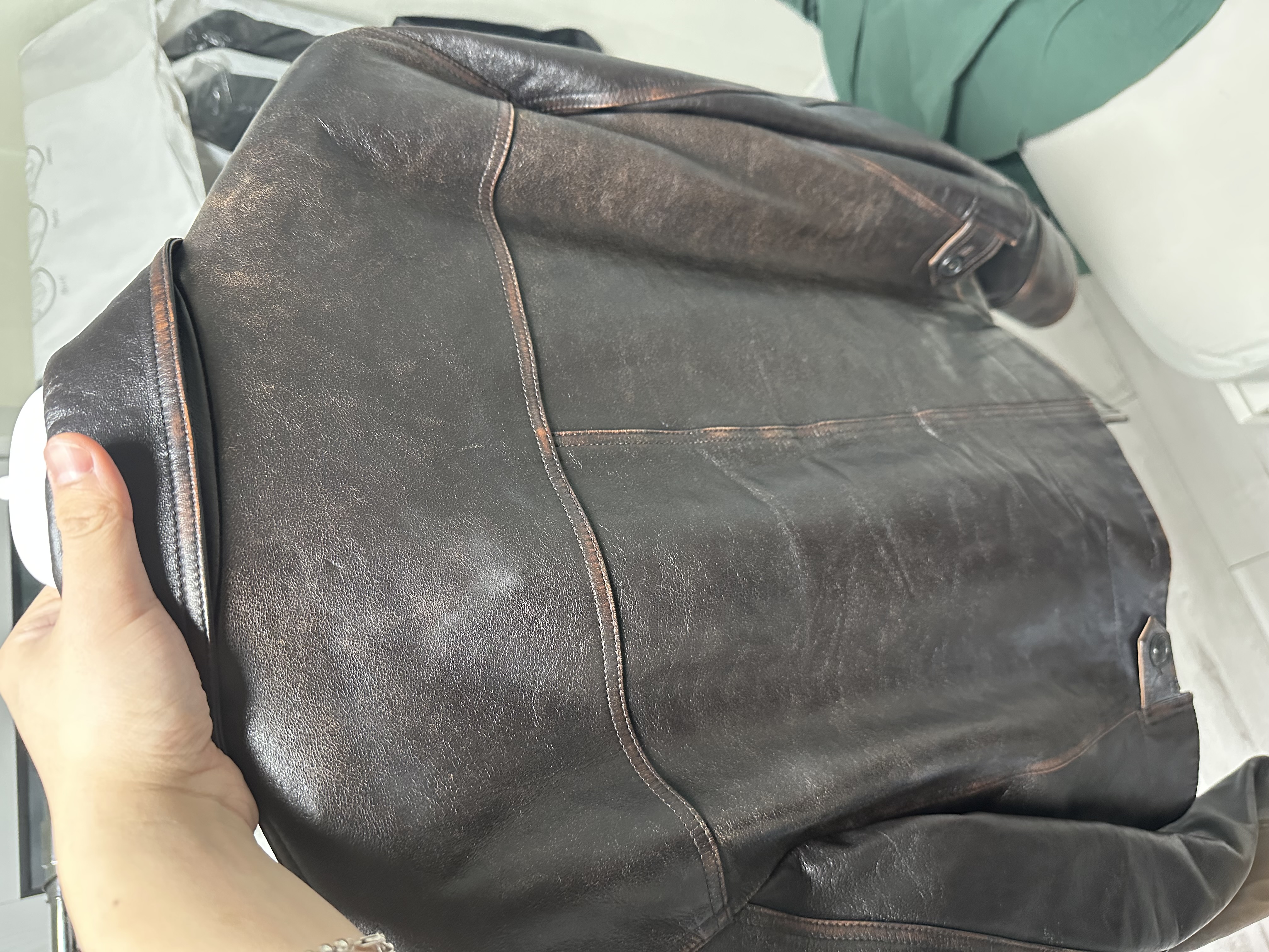 오염문의 이미지: 가죽자켓 얼룩제거 및 케어 여부