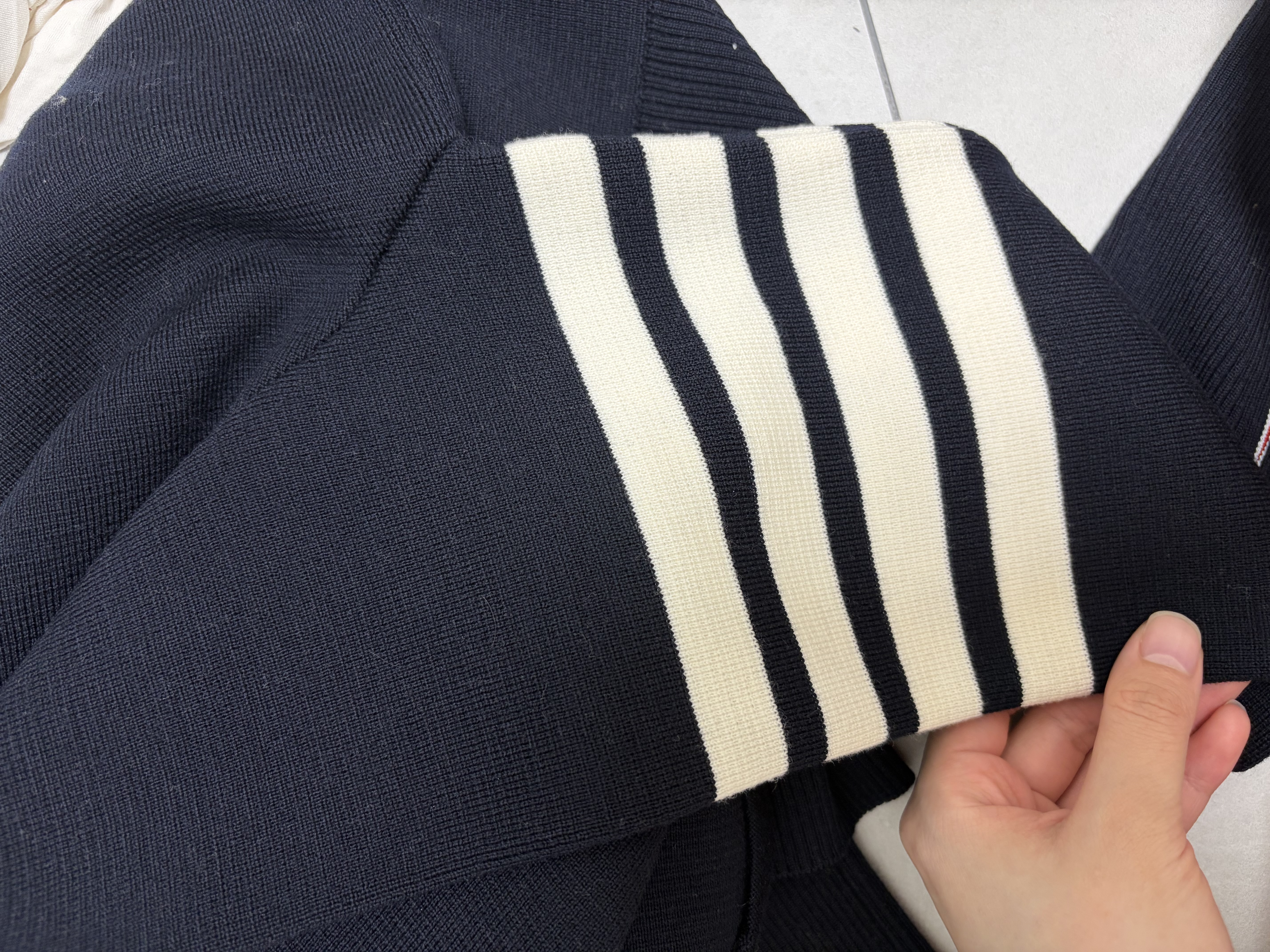 오염문의 이미지: 톰브라운 밀라노스티치 가디건 4바 황변